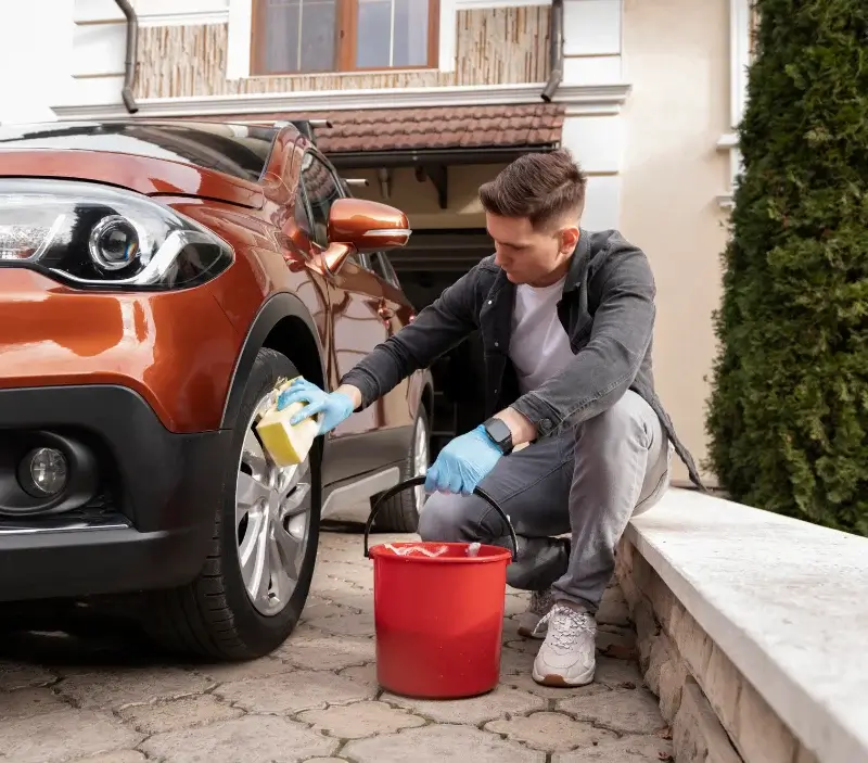 Lavage auto à domicile Auradou : professionnel intervenant sur un véhicule